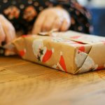 Tips membungkus kado