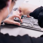 Bisnis servis alat elektronik