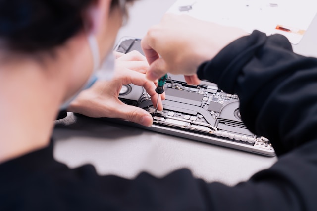 Bisnis servis alat elektronik
