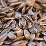 tips mengupas kuaci